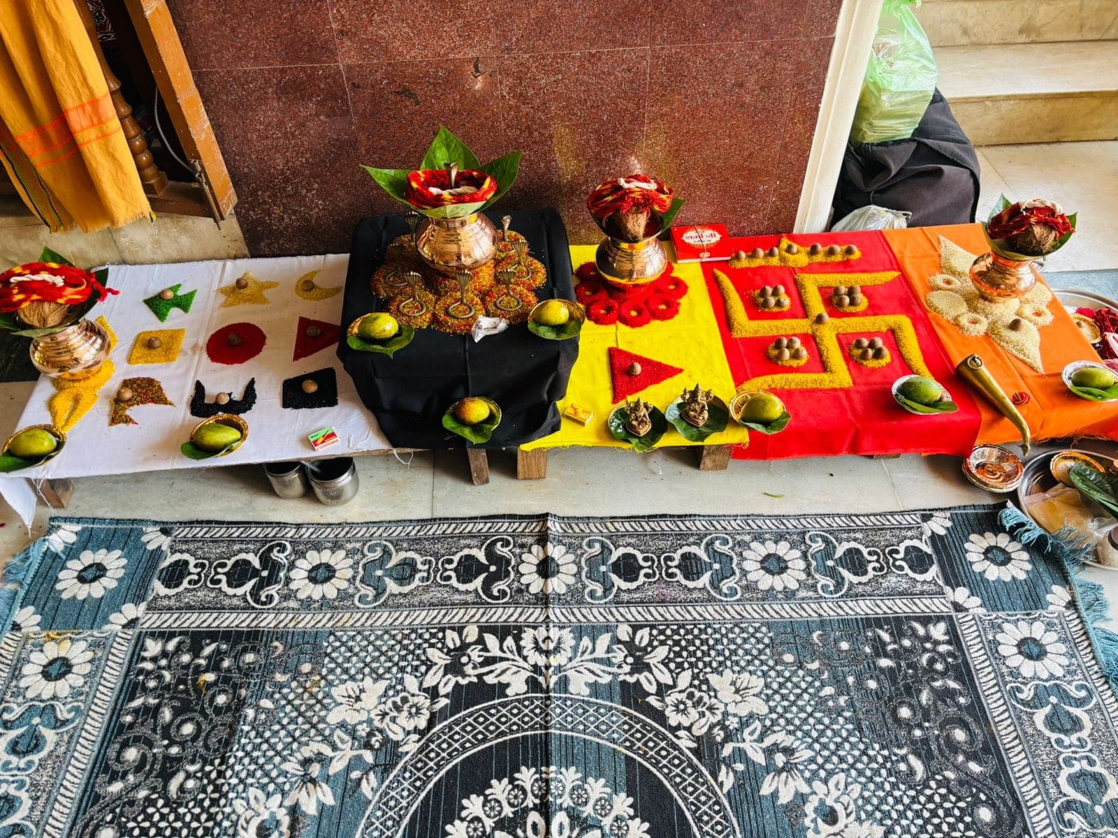 विभिन्न पूजा वेदियों का दृश्य
