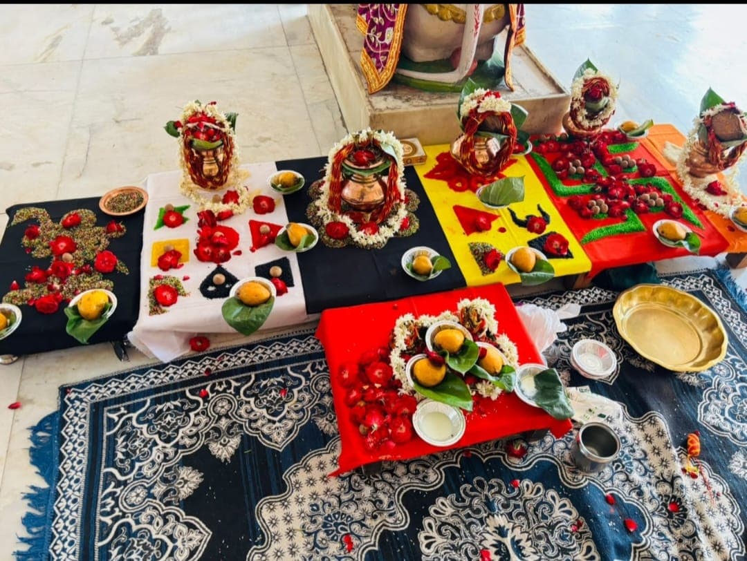 फूलों और कलश से सजी धार्मिक पूजा
